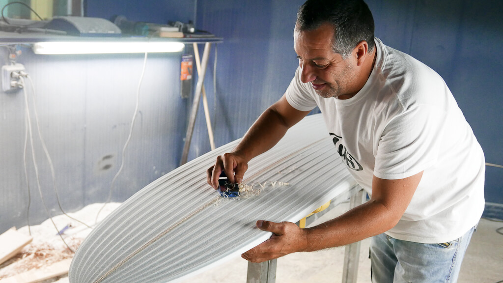 jak powstają deski surfingowe - wizyta w warsztacie shapera