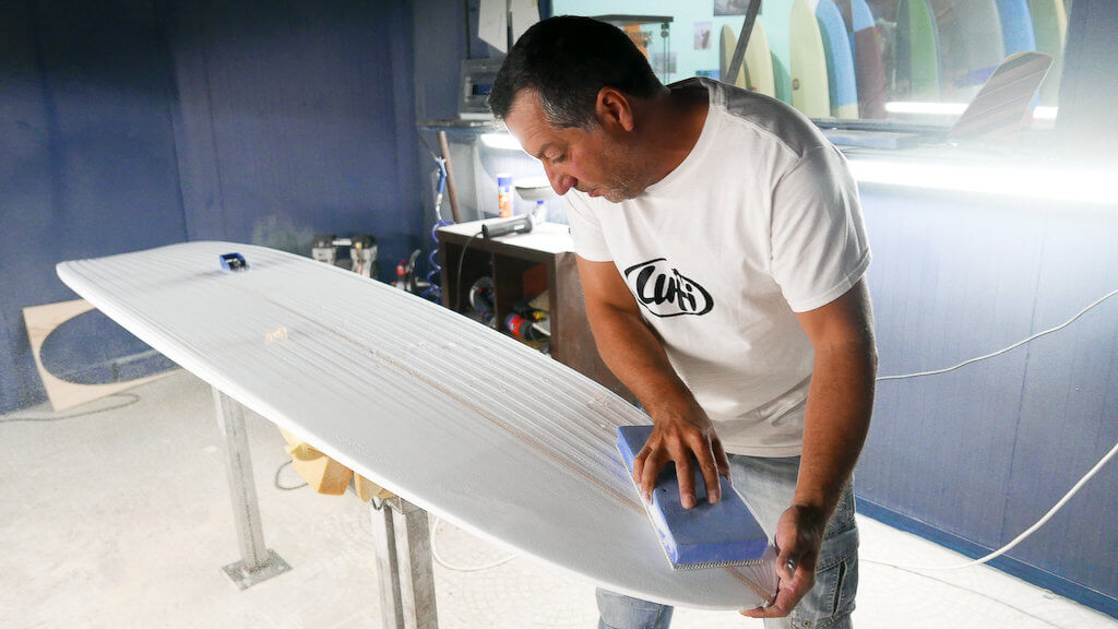 jak powstają deski surfingowe - wizyta w warsztacie shapera