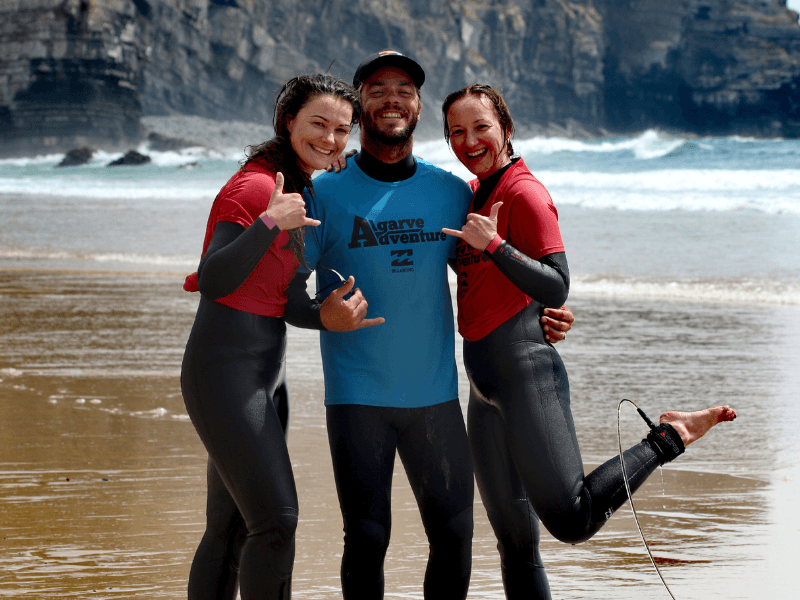 surferki z instruktorem surfingu