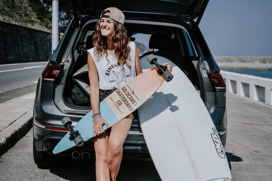 surferka - dziewczyna z deską surfingową